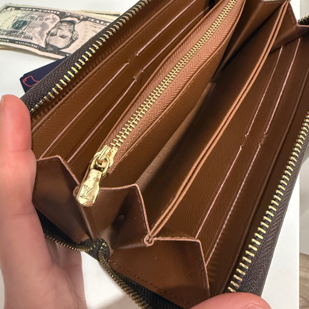 Louis Vuitton Zippy Wallet – Monogram Canvas (Authentic) - Picture 7 of 9